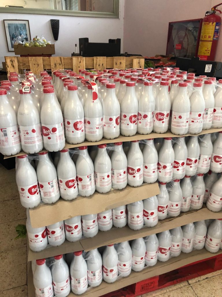 Donatiu de més de 600 litres de llet a Càritas Palafrugell