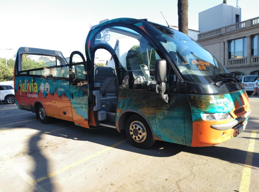 El bus turístic Julivia escalfa motors