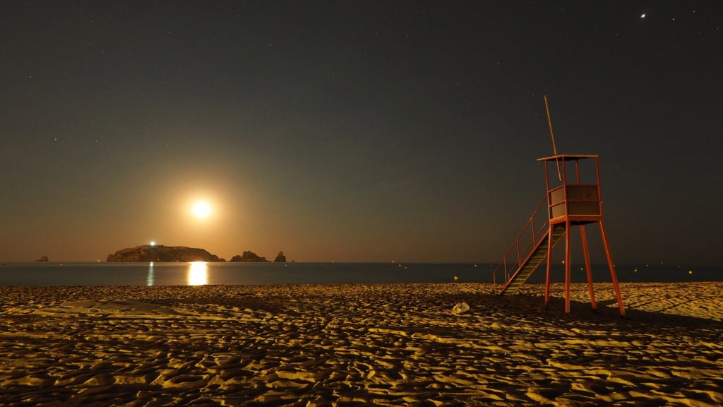Fotografia nocturna amb la Lluna i les Illes Medes de fons