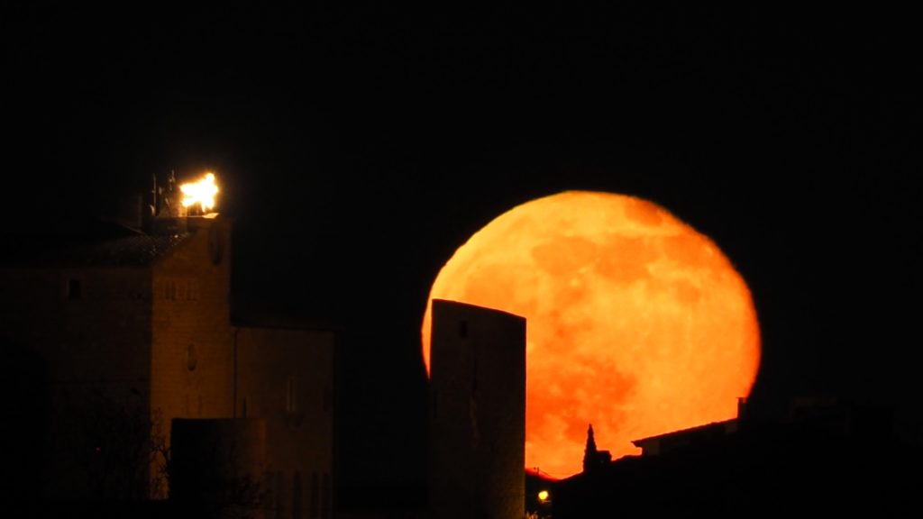 Fotografia de la silueta de la Lluna