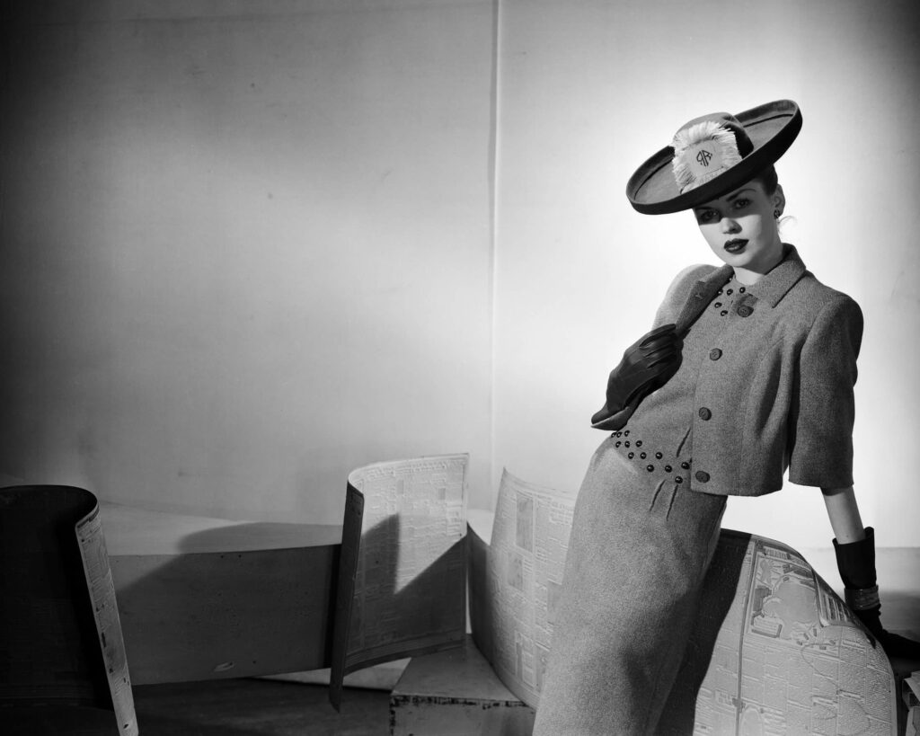 Fotografia: © Lee Miller Archives_Inglaterra 2024_Tots els drets reservats. Vestit dissenyat por Peter Russell. Vogue Studio, Londres, Anglaterra, 1943.