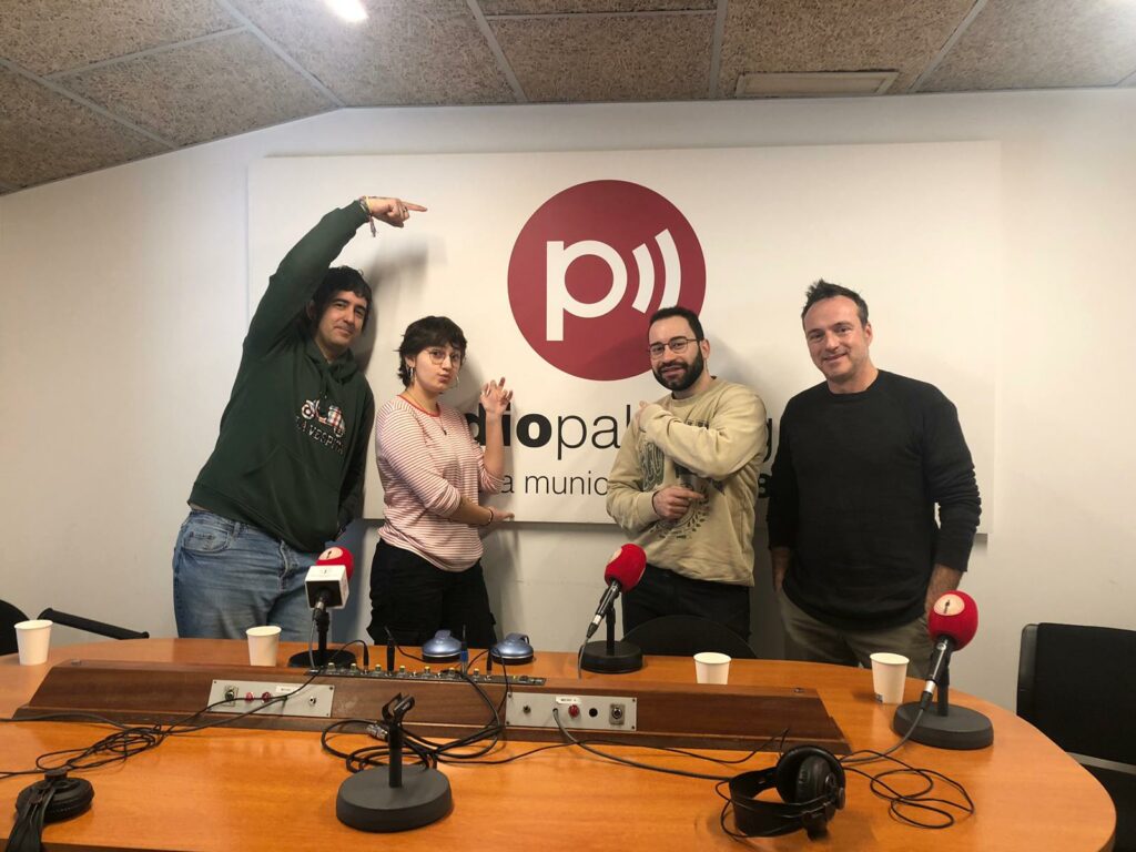 Formació musical Garoines als estudis de Ràdio Palafrugell