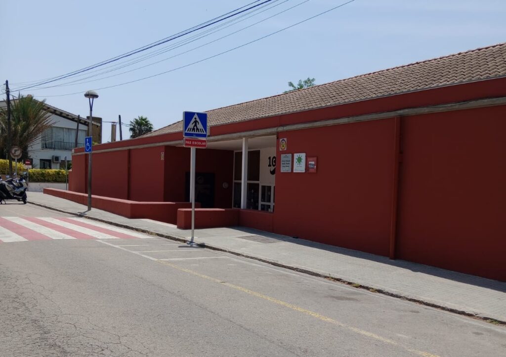 Façana de l'escola Torres i Jonama
