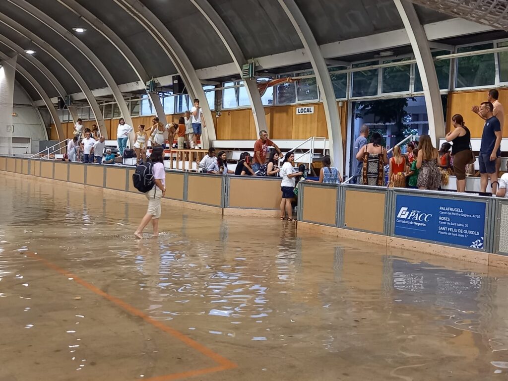 Pavelló de patinatge inundat