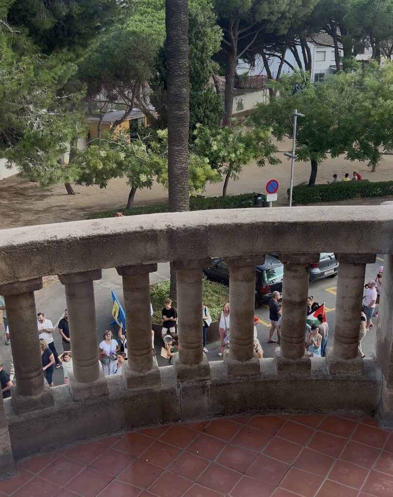 Visió dels manifestants des del balcó de l'Ajuntament