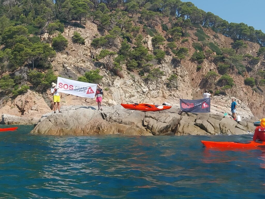 Acció de SOS Costa Brava a la cala del Vedell