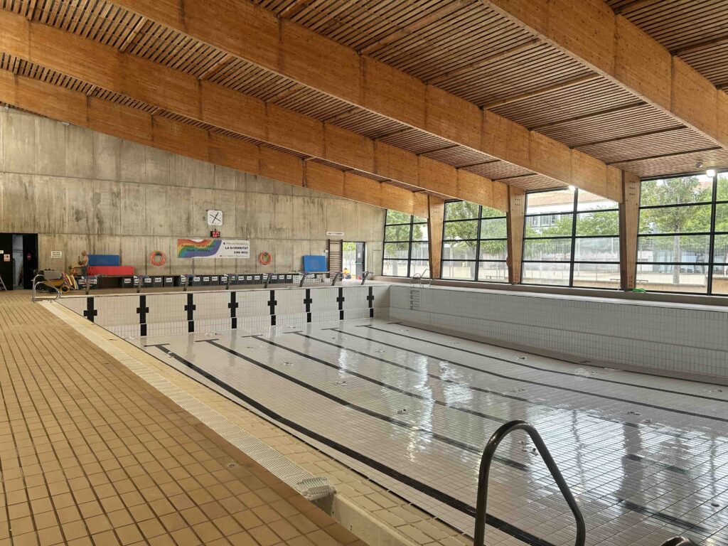 Piscina municipal buida