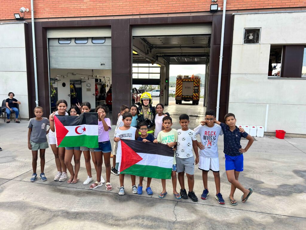 Visita dels infants saharauis als bombers