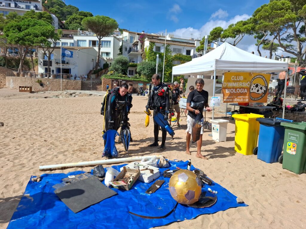 Voluntaris recullen 70 kg de deixalles de les platges de Llafranc, Tamariu i Calella de Palafrugell