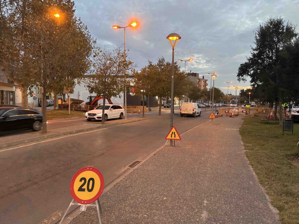 Tram del carrer de Torroella tallat per les obres de la canonada principal d'aigua