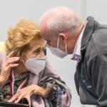 Dues persones que porten mascareta