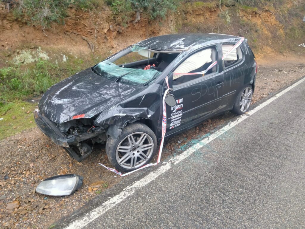 Cotxe accidentat a la carretera de Tamariu