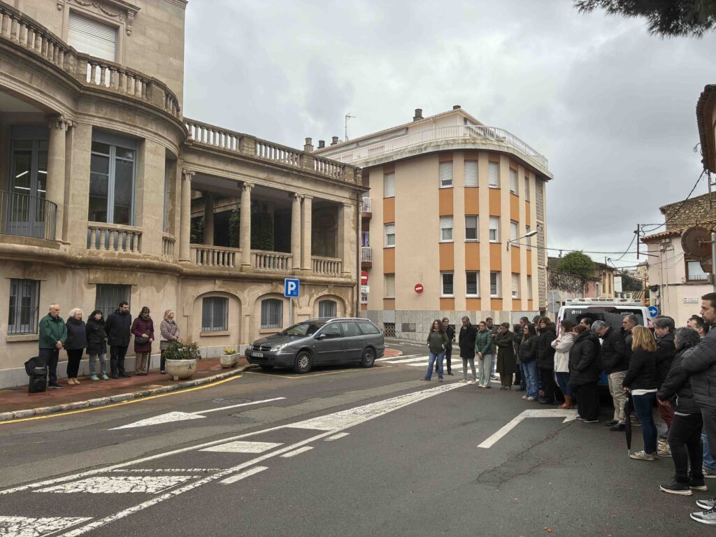 Minut de silenci davant l'Ajuntament