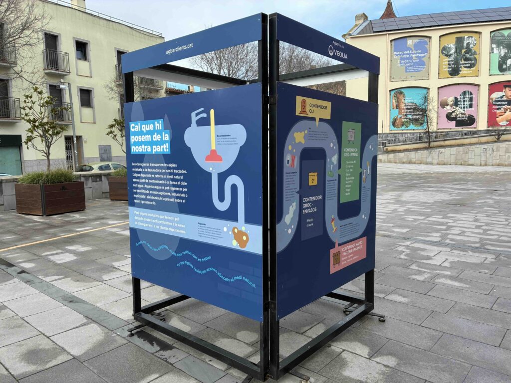 Exposició sobre aigua a la plaça de l'Ermengarda