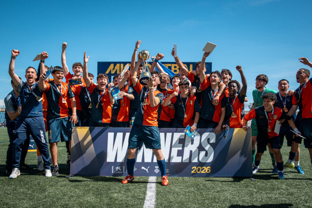 UE Quart aixecant la copa del MIC