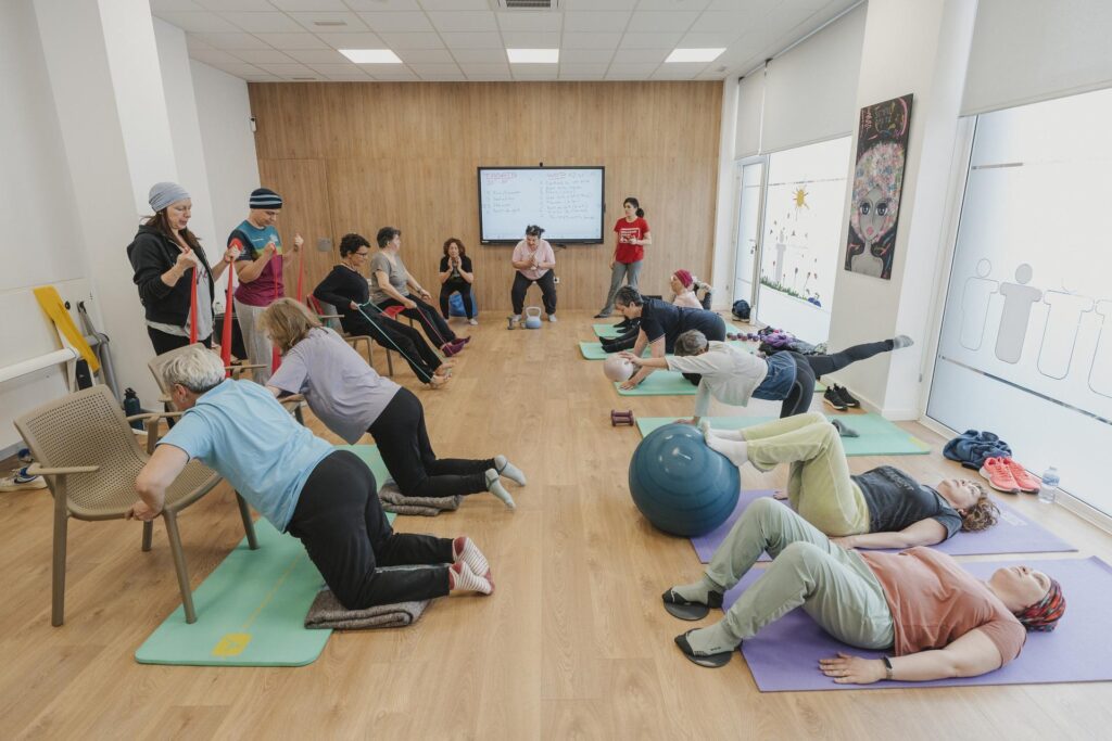 Pacients de càncer durant una de les sessions del taller Oncotraining, que es du a terme a les instal·lacions de la Fundació Oncolliga a Girona