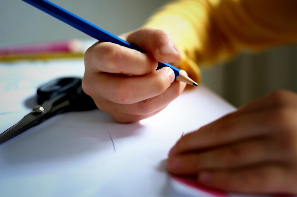 Un nen escrivint a l'escola