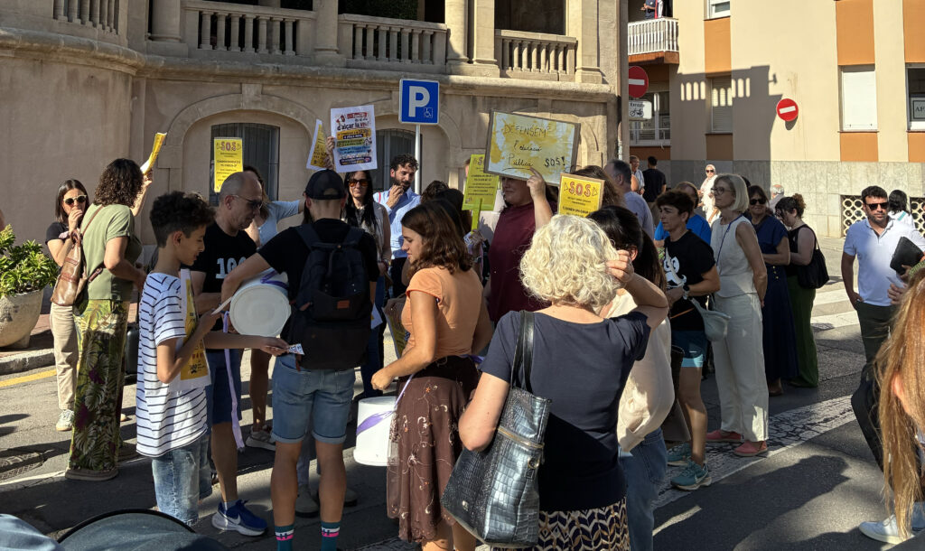 Manifestació de la comunitat educativa pel Torres Jonama