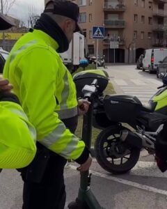 Control de la policia local als patinets elèctrics