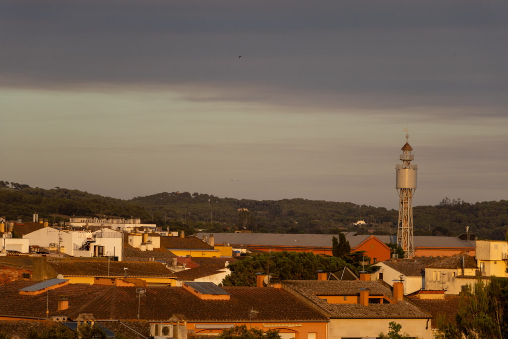 Palafrugell amb el cel fosc pel fum de l'incendi de les Gavarres