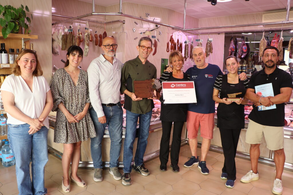 Acte d'entrega del guardó a la Tocineria Mario amb la participació de diferents representants