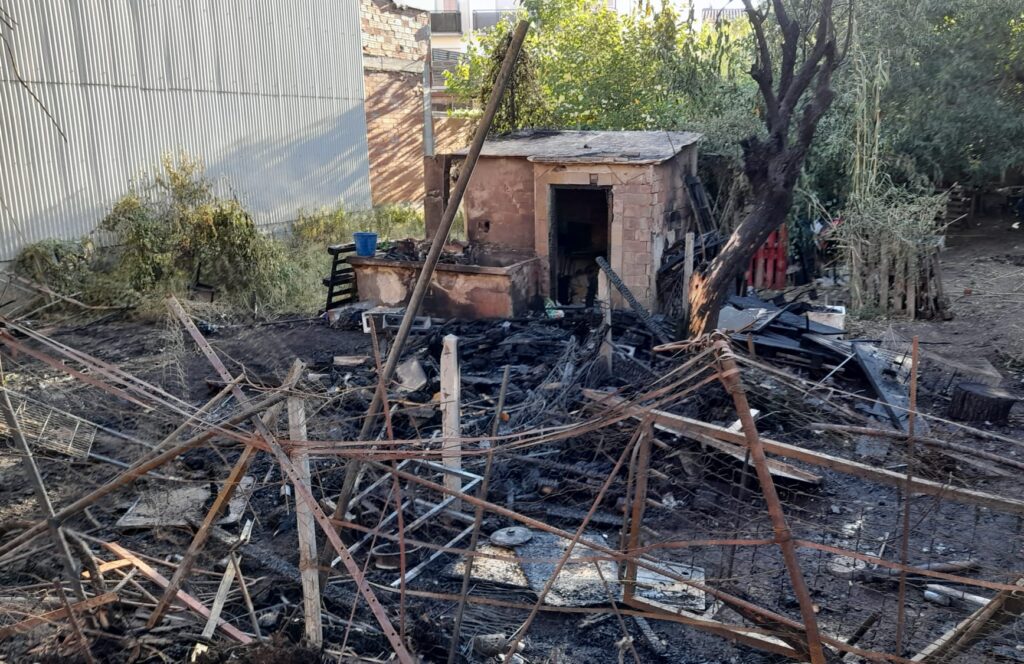 Incendi en un solar al Mestre Sagrera